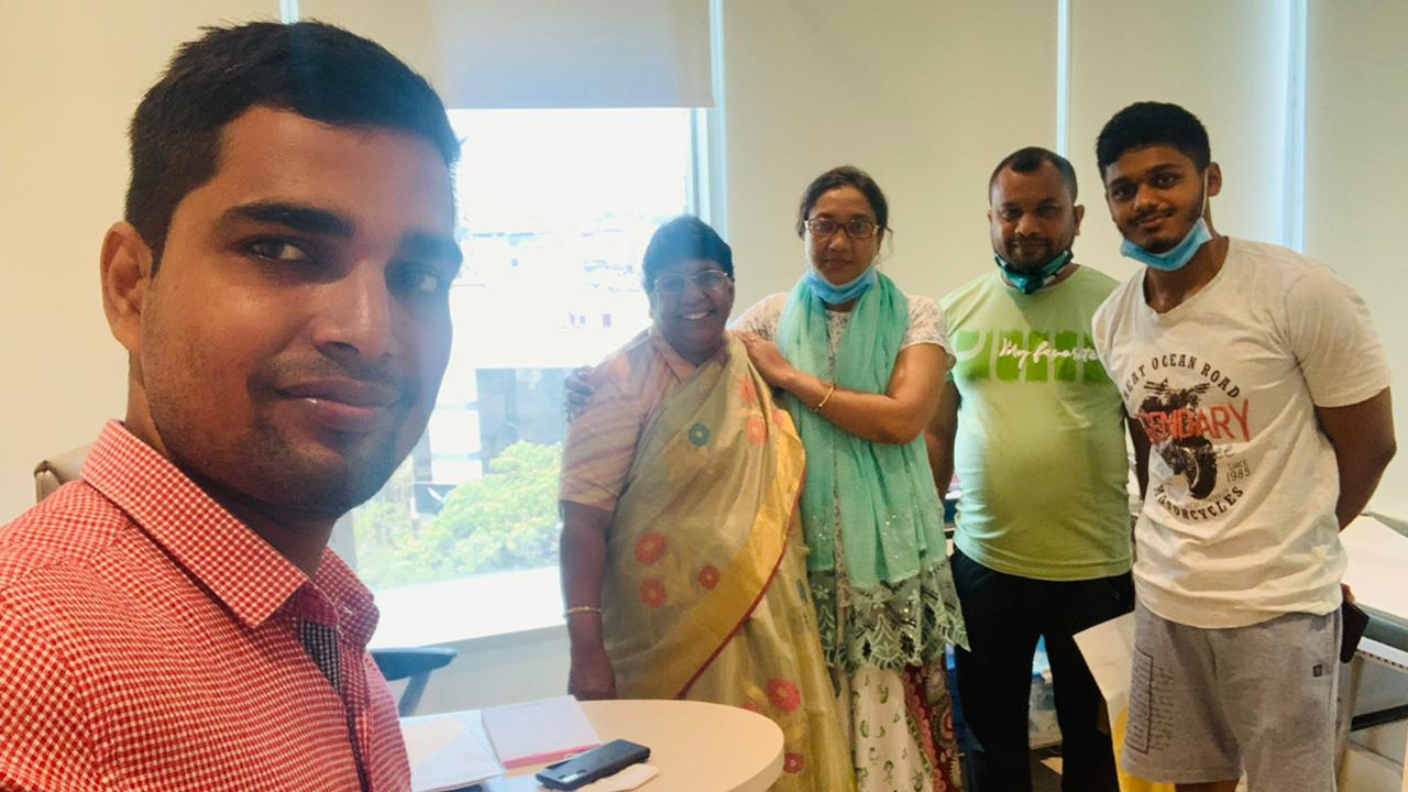 চেন্নাইয়ে চিকিৎসার পর শিল্পী রানী ও তাঁর পরিবার